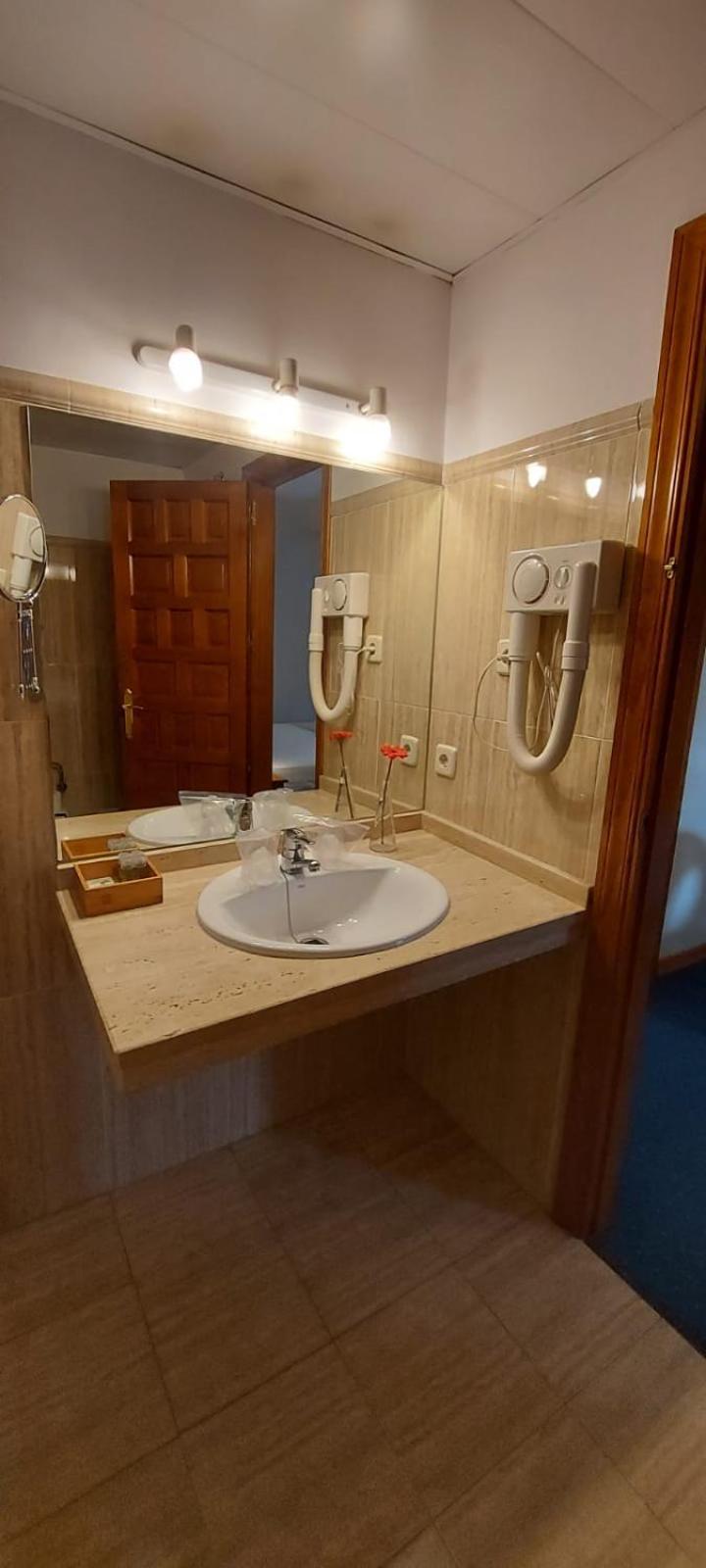 Hotel Mairena Майрена дел Алкор Екстериор снимка