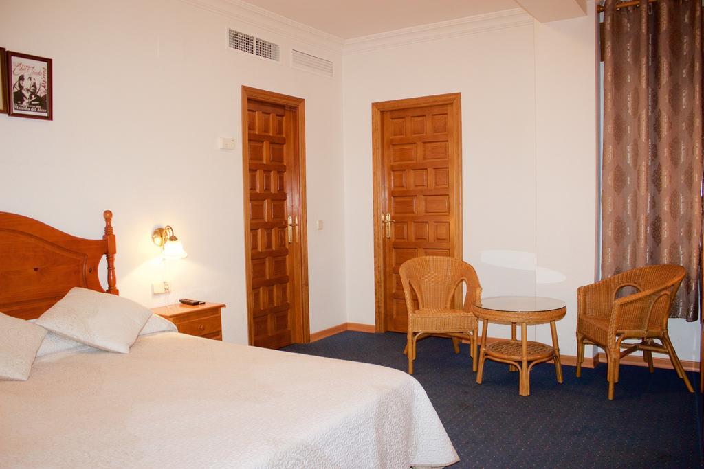 Hotel Mairena Майрена дел Алкор Екстериор снимка