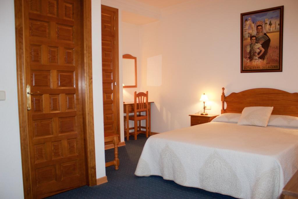 Hotel Mairena Майрена дел Алкор Екстериор снимка